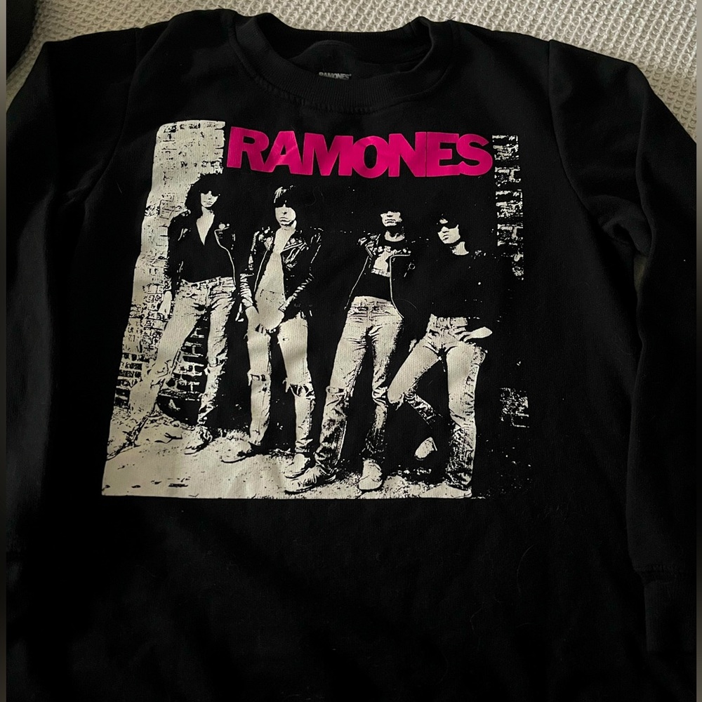 Ramones black and pick crew neck.